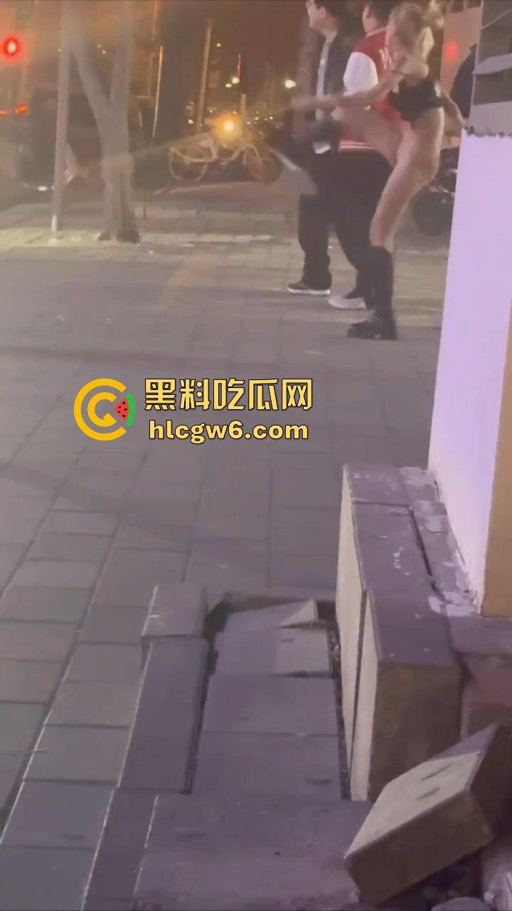 河北秦皇岛社会小妹街头吵架，一言不合就脱裤子露逼让对方操自己，惊呆路人和吃瓜群众。-4