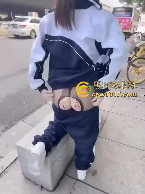 主人的新任务！清纯反差学妹户外找路人在肥臀上写淫语，写完还在其路边露出供观赏，还是你们会玩啊！-7