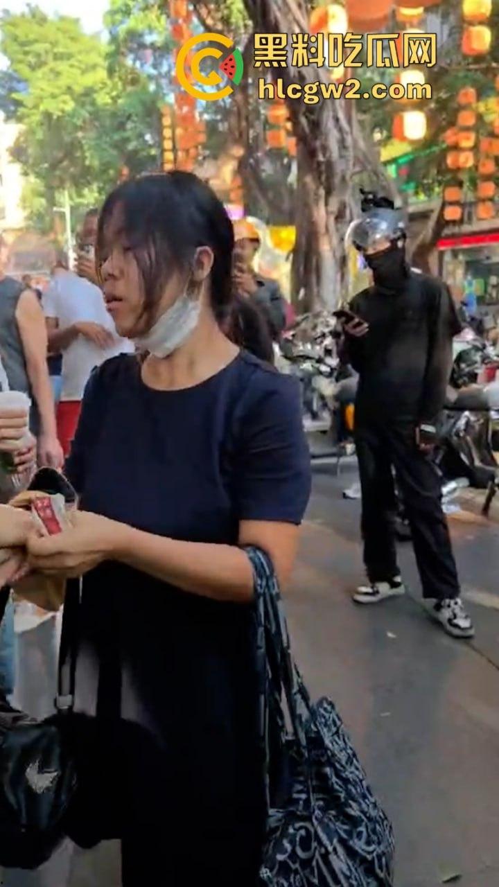 牛啊！广州小孩哥被指偷奶茶 孩子妈撒泼当场殴打店员 踢脚保安 现场视频曝光-4