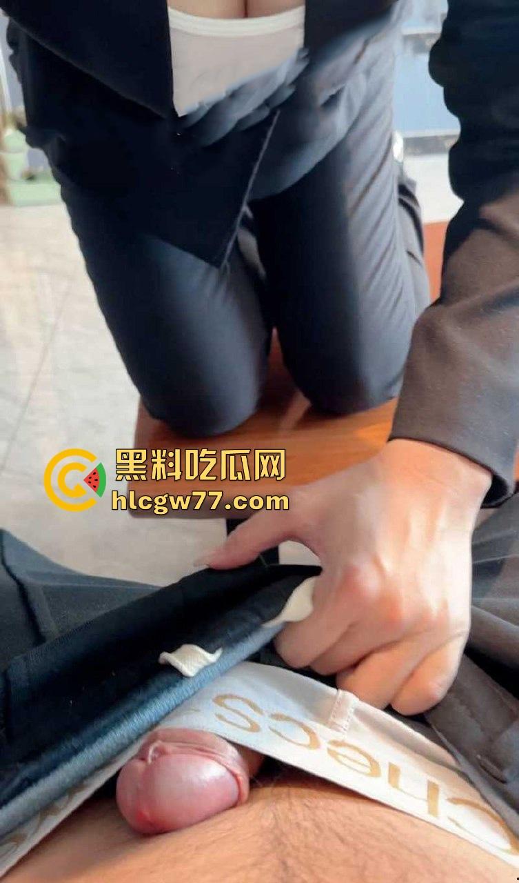 海角社区最火爆偷情现场，发小老婆边接电话边给口交，当面被绿狂野交合的感觉超级刺激！-5