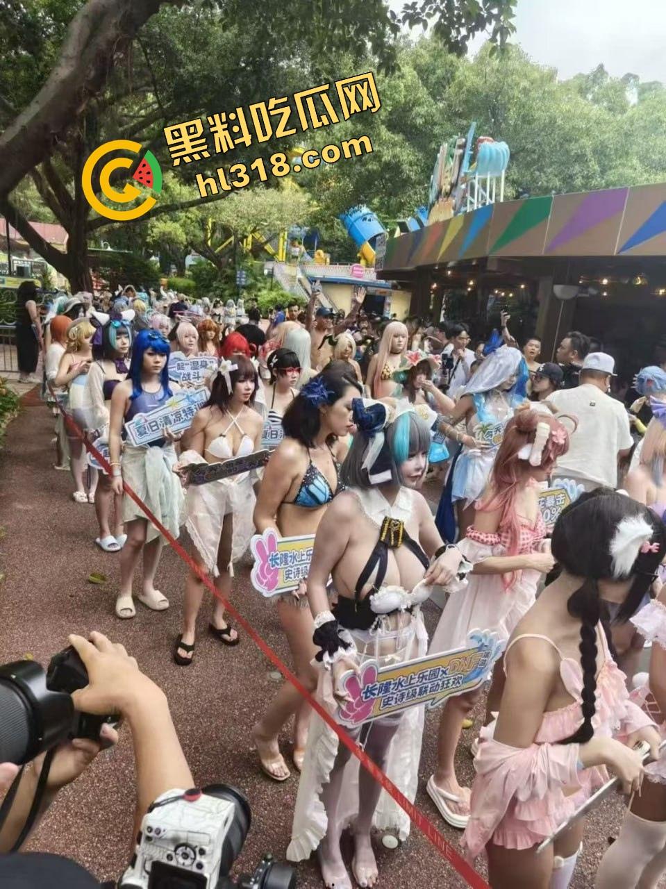 长隆水上乐园coser骚出天际，大奶全露只贴乳贴，B站活动胸前两根吊带全场男人看直眼，这波冲到飞起！-1