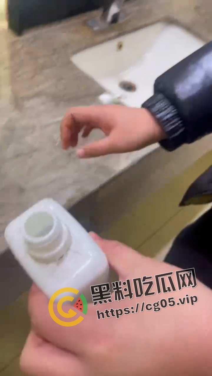 男子公共厕所打飞机开外放 被精神小伙偷拍还带踹门制裁 鸡儿都给吓萎了-5