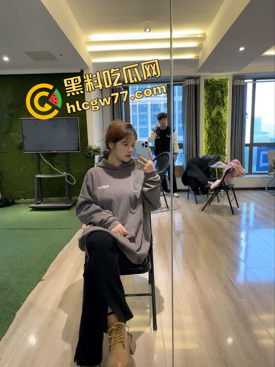 盐城师范学姐『许芷晴』舔棒跪好伺候年上叔叔，三十人轮插打通九道关，高潮喊狗狗想被操！-2