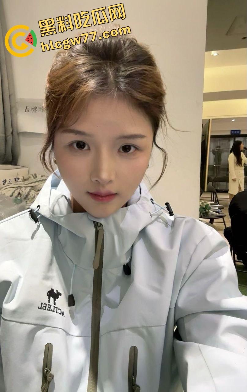 盐城师范学姐『许芷晴』舔棒跪好伺候年上叔叔，三十人轮插打通九道关，高潮喊狗狗想被操！-7