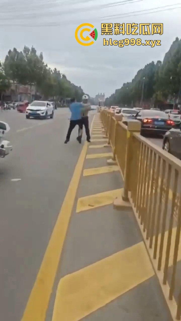 山东滕州男子当街暴揍交警！因不满罚款，上去直接开干！-3