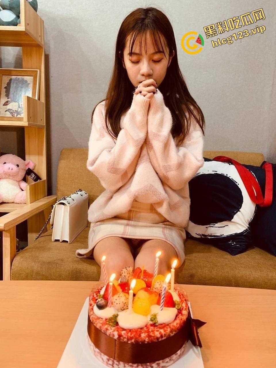 某书搭讪到的温柔大学妹子，竟是有男友的反差M属性女，3P大战释放天性！-1