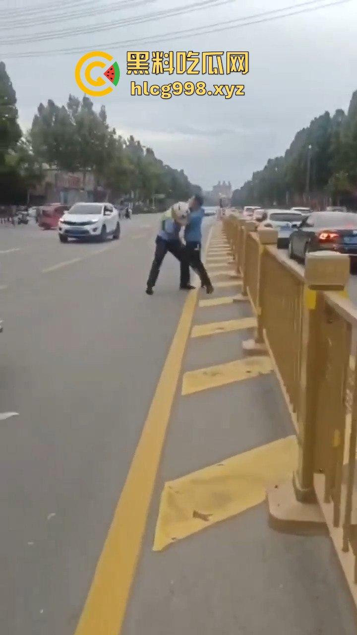 山东滕州男子当街暴揍交警！因不满罚款，上去直接开干！-5