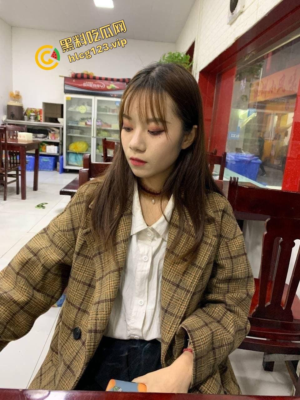 某书搭讪到的温柔大学妹子，竟是有男友的反差M属性女，3P大战释放天性！-3