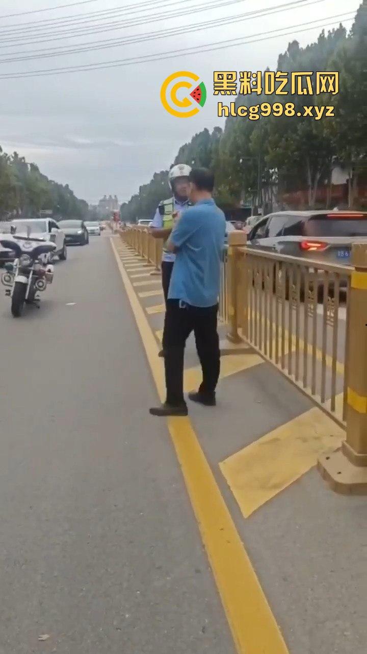 山东滕州男子当街暴揍交警！因不满罚款，上去直接开干！-7
