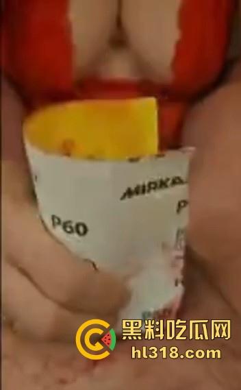 不是哥们对自己这么狠的吗？直接叫巨乳美女上砂纸帮你撸管，血都磨出来了，真当自己的是铁棒呀！-9