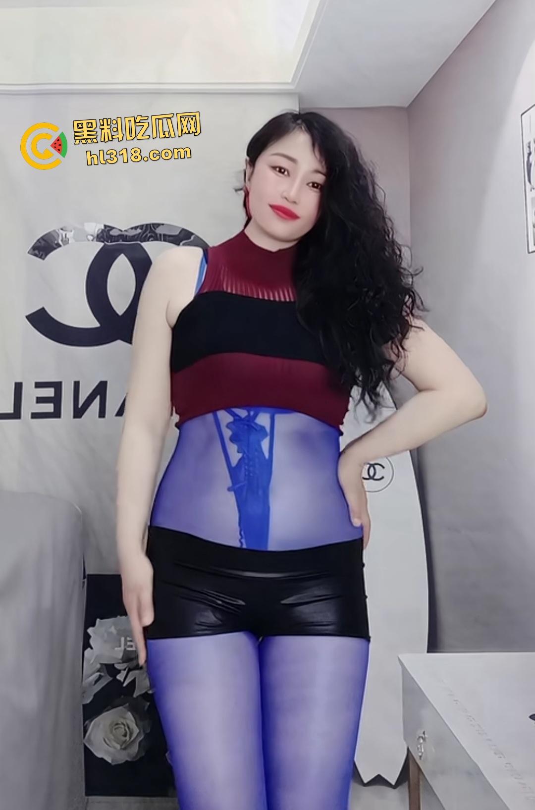 快手【怡怡春思】简介写喜欢舞蹈,实际穿黑丝扣逼揉奶,20厘米高跟虐鸡巴,给金主实施“戒欲疗法”!-2