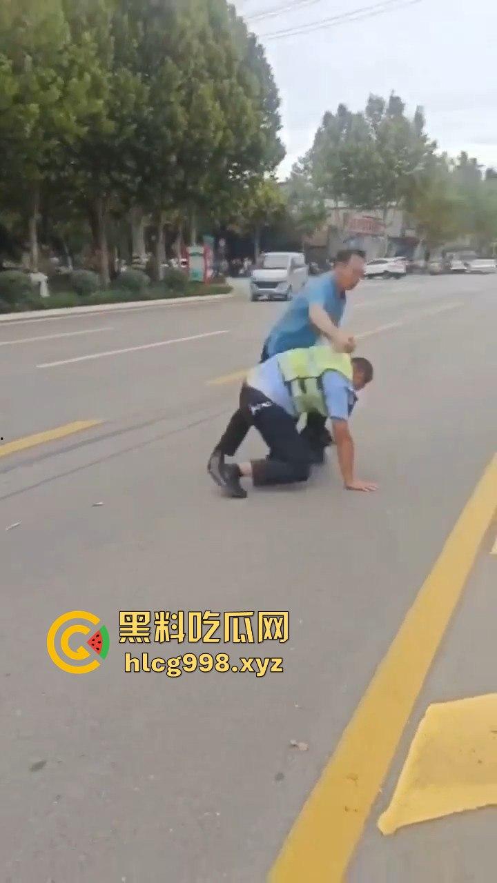 山东滕州男子当街暴揍交警！因不满罚款，上去直接开干！-14
