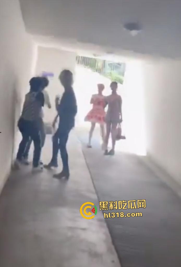 上海杨浦地下车库惊爆恶霸群殴未成年人，恶霸女友还竖大拇指点赞叫嚣-1