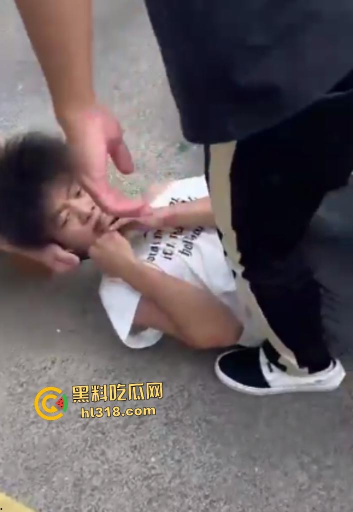 上海杨浦地下车库惊爆恶霸群殴未成年人，恶霸女友还竖大拇指点赞叫嚣-7