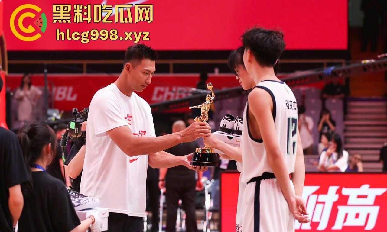 易建联招嫖？TS小姐爆料猛料，裸照+身份证曝光，篮球圈这次真的炸锅了！-13