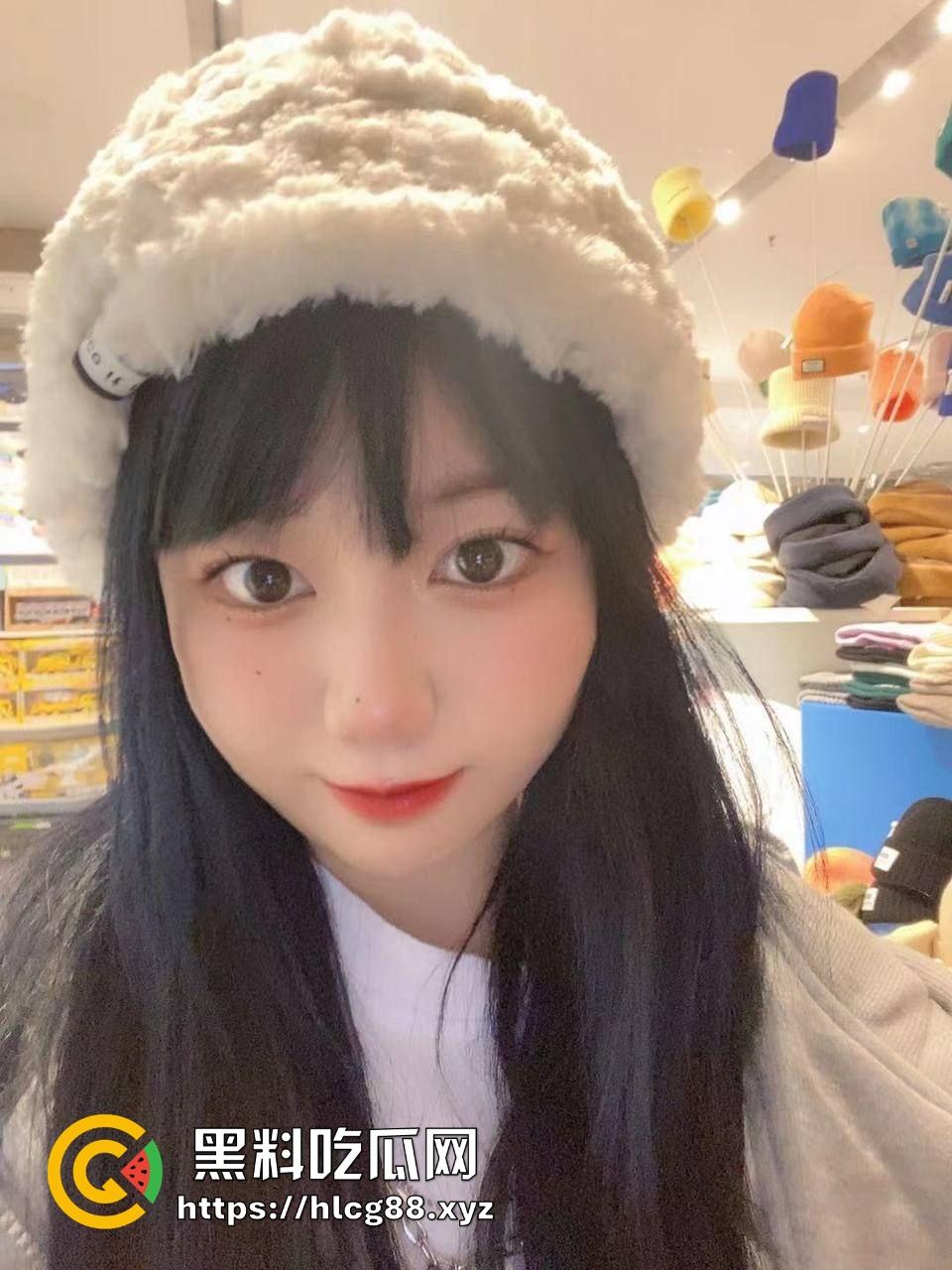 苏州微胖反差大三学姐【邵瑶微】自拍曝光,小脸蛋可爱得要命,私下却是骚货,和男友操天视频流出!-1