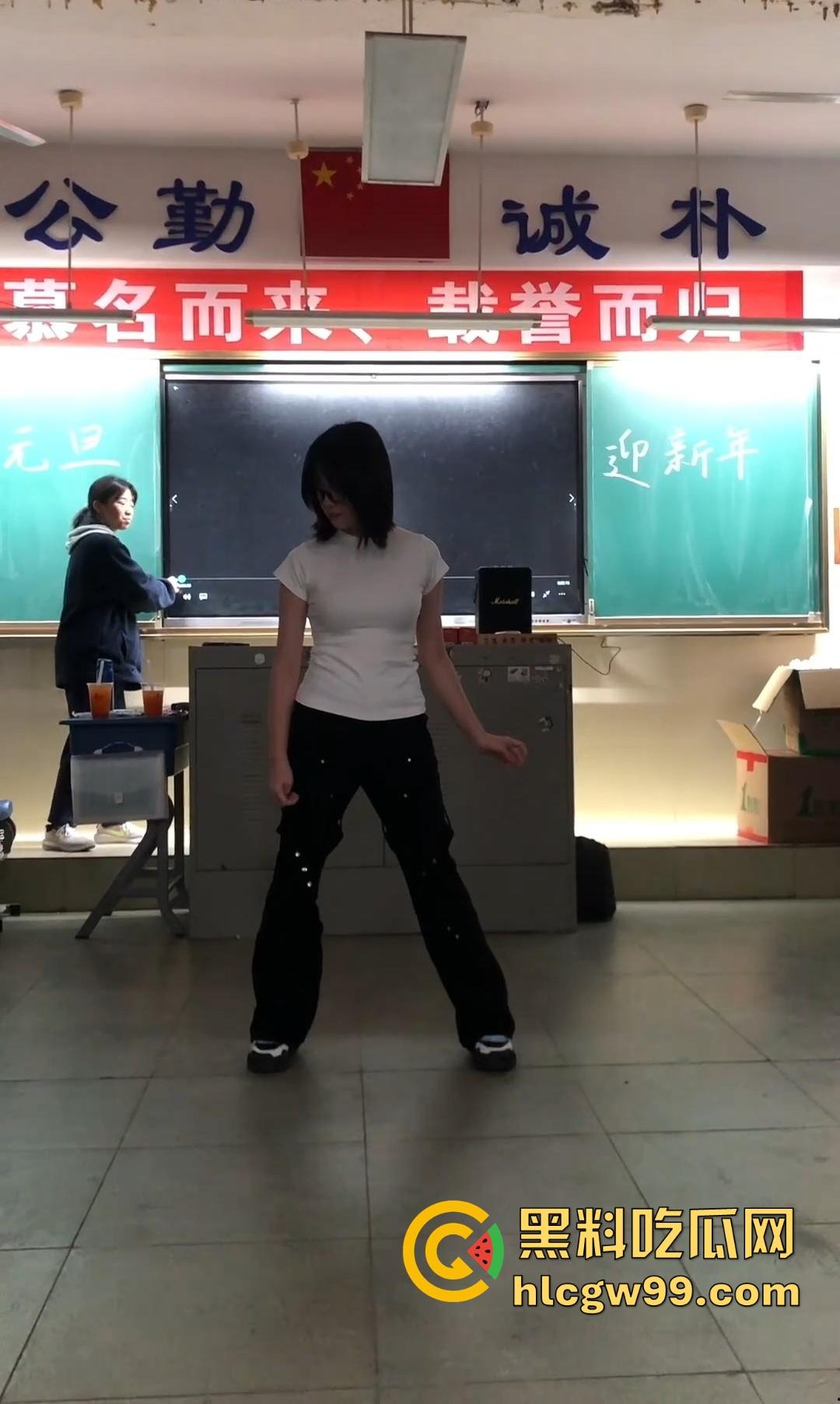 又被套路了，抖音咸鱼热卖得学霸班会热舞崩奶罩？假的！片哥片姐割韭菜，冲动老色批来我这我给你白嫖看！-8