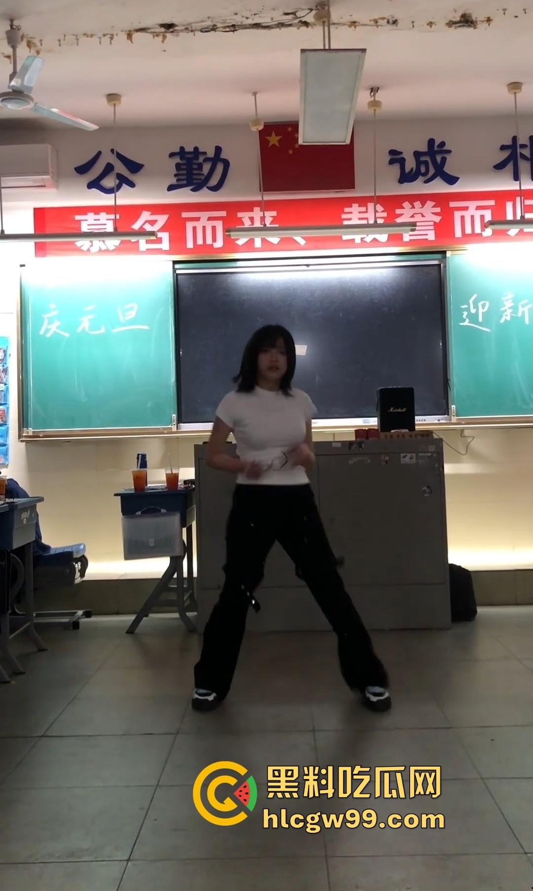 又被套路了，抖音咸鱼热卖得学霸班会热舞崩奶罩？假的！片哥片姐割韭菜，冲动老色批来我这我给你白嫖看！-12