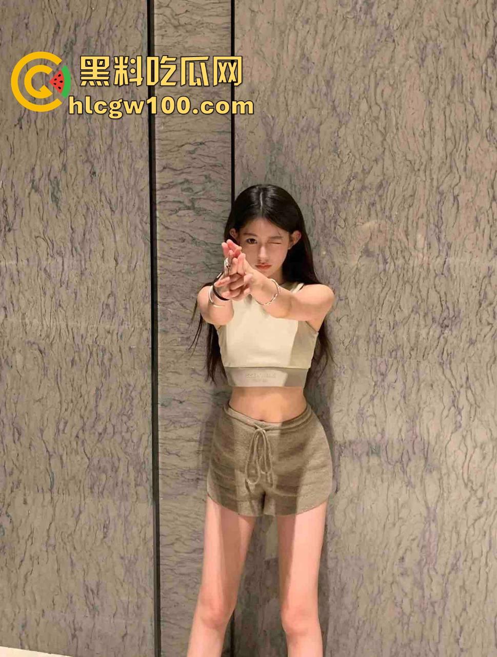 广西老表带00后精神小妹去纹身，穿操我内裤都不够骚，纹完屁股骚气拉满，谁脱裤子看见这纹身不直接跪？-3