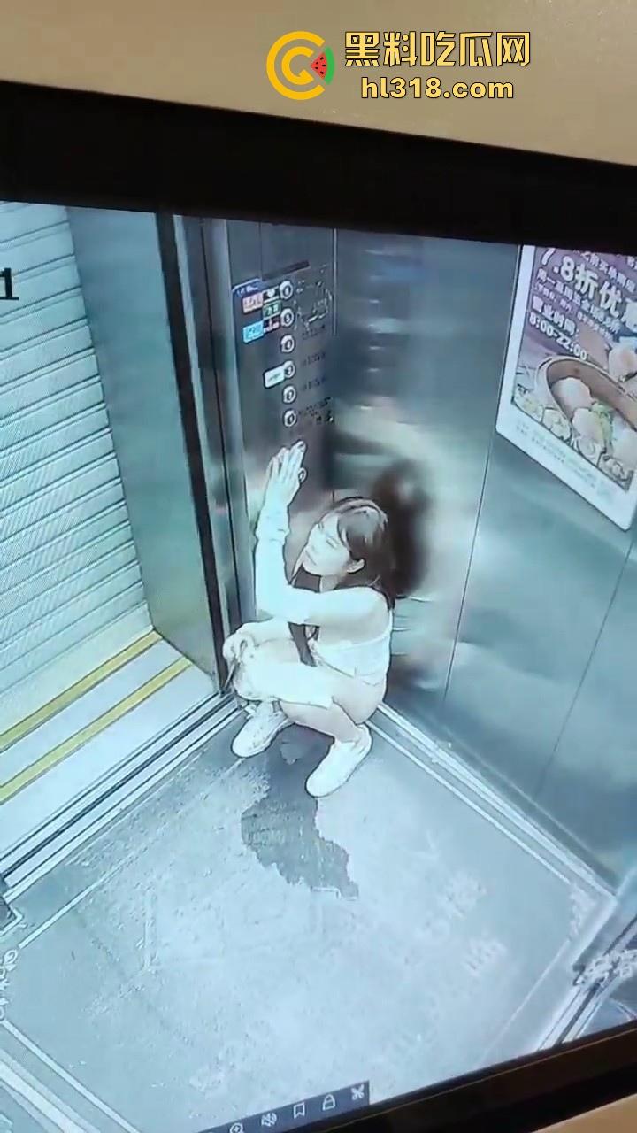 憋不住了！温州极品美女电梯放尿，看出来很急，脱下裤子就尿，还用手玩尿，监控拍的清清楚楚！-7