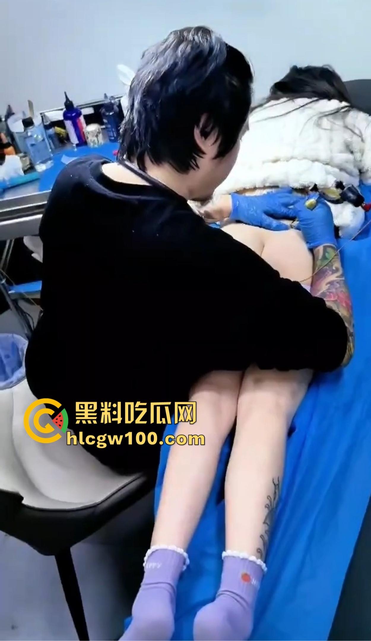 广西老表带00后精神小妹去纹身，穿操我内裤都不够骚，纹完屁股骚气拉满，谁脱裤子看见这纹身不直接跪？-13