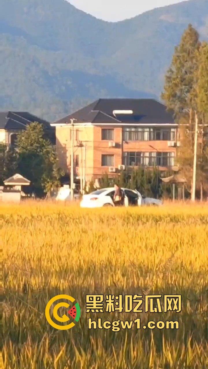 户外野战被拍！小情侣野战以为没人看，结果被摄像大哥拍得清清楚楚，这瓜友是他们play的隐藏角色？-7