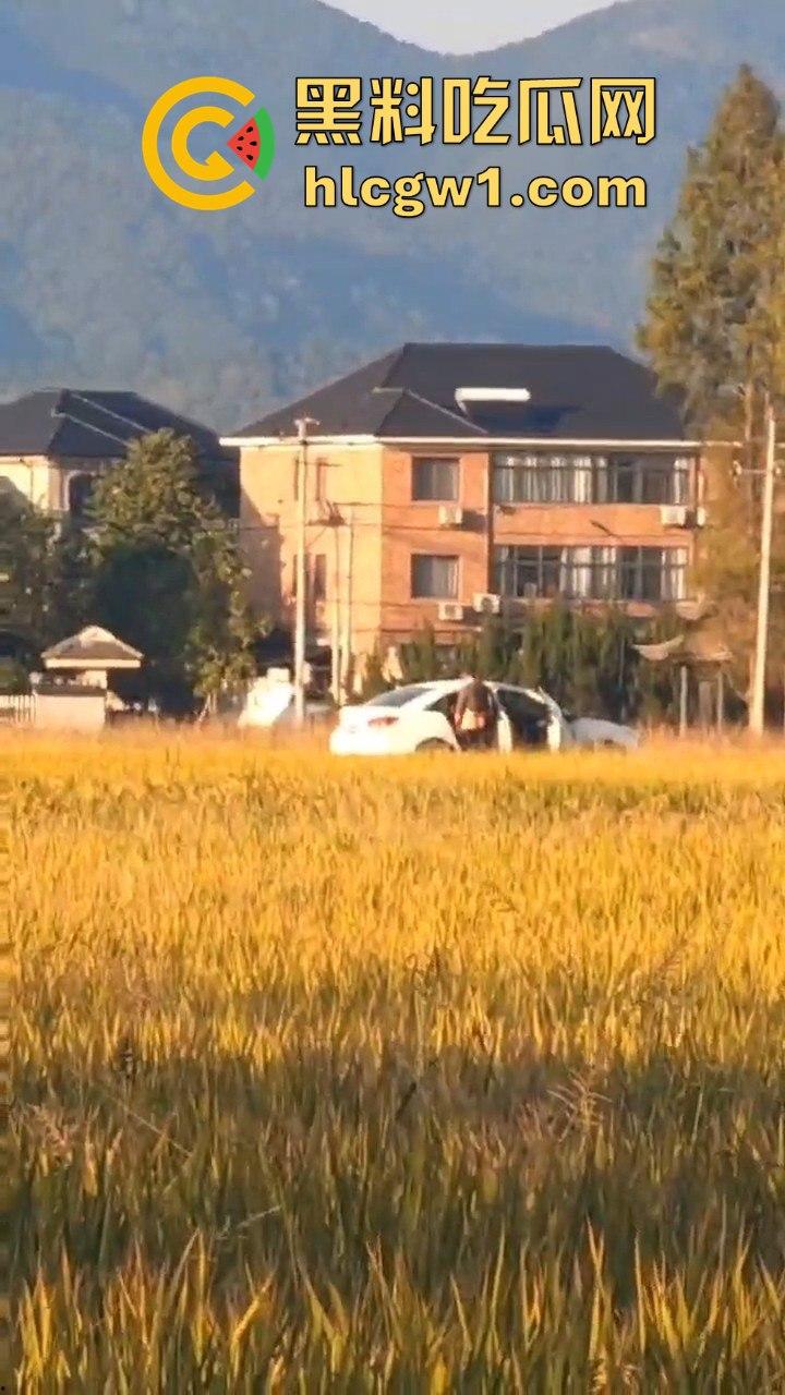 户外野战被拍！小情侣野战以为没人看，结果被摄像大哥拍得清清楚楚，这瓜友是他们play的隐藏角色？-8