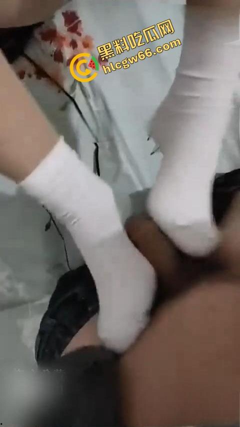 海角乱伦大瓜19岁嫩女【小亚】跟老爹暧昧搞乱床,嫩缝让爹操翻还跟男友共享骚洞,小白袜踩鸡巴!-7