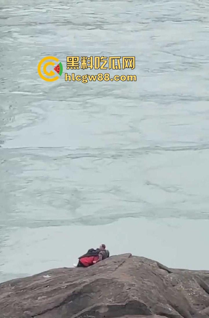 重庆大爷大妈户外河岸边激情野战 大妈俯身口爆 玩的是真花啊 这程度丝毫不输年轻人！-3