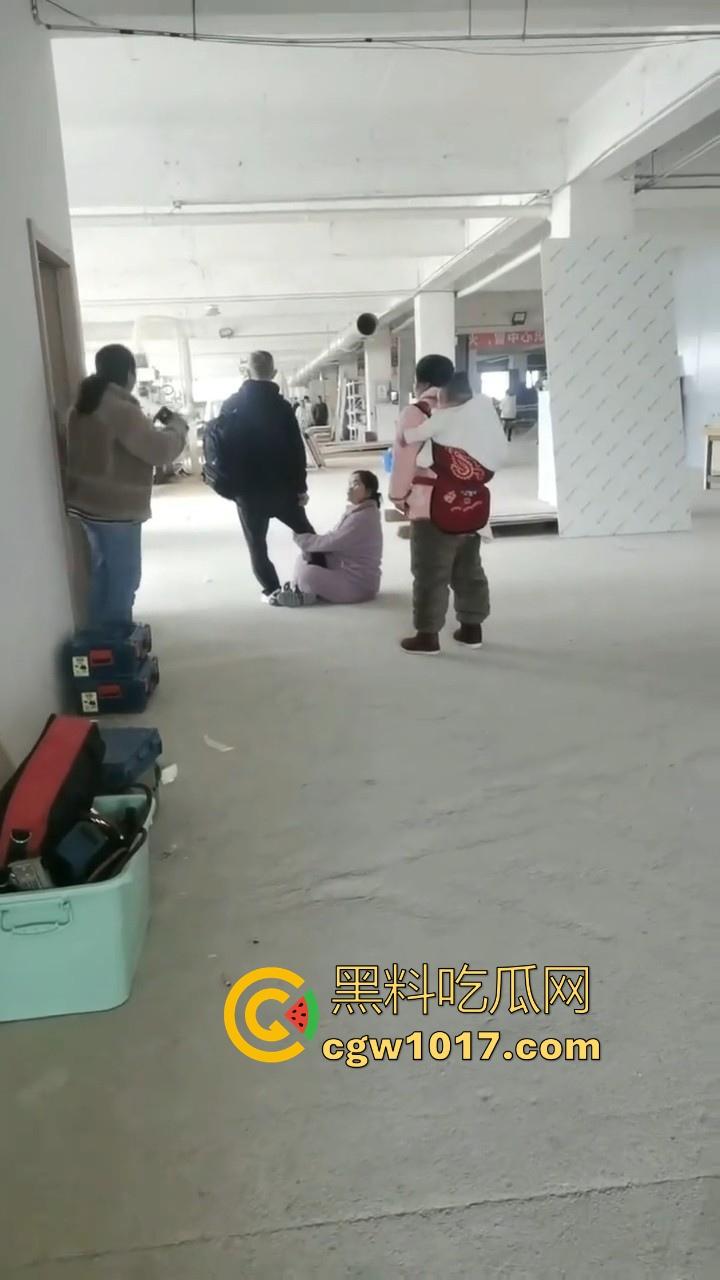 贵州龙里水长乡家具厂拖欠工资，员工携带孩子上门讨要薪资，抱着老板的大腿，都这样了不是哥们你还打算不给啊！-4