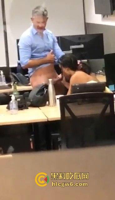 自由美利坚警察牛得飞起 纽约警局偷情打炮不遮掩 办公室直接脱衣大战  这是警局还是OF拍摄棚？-3