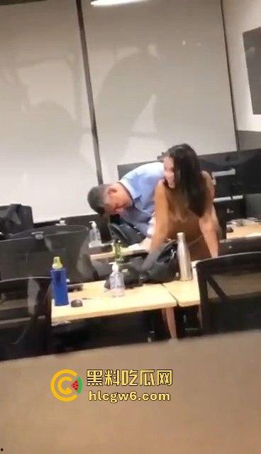 自由美利坚警察牛得飞起 纽约警局偷情打炮不遮掩 办公室直接脱衣大战  这是警局还是OF拍摄棚？-10