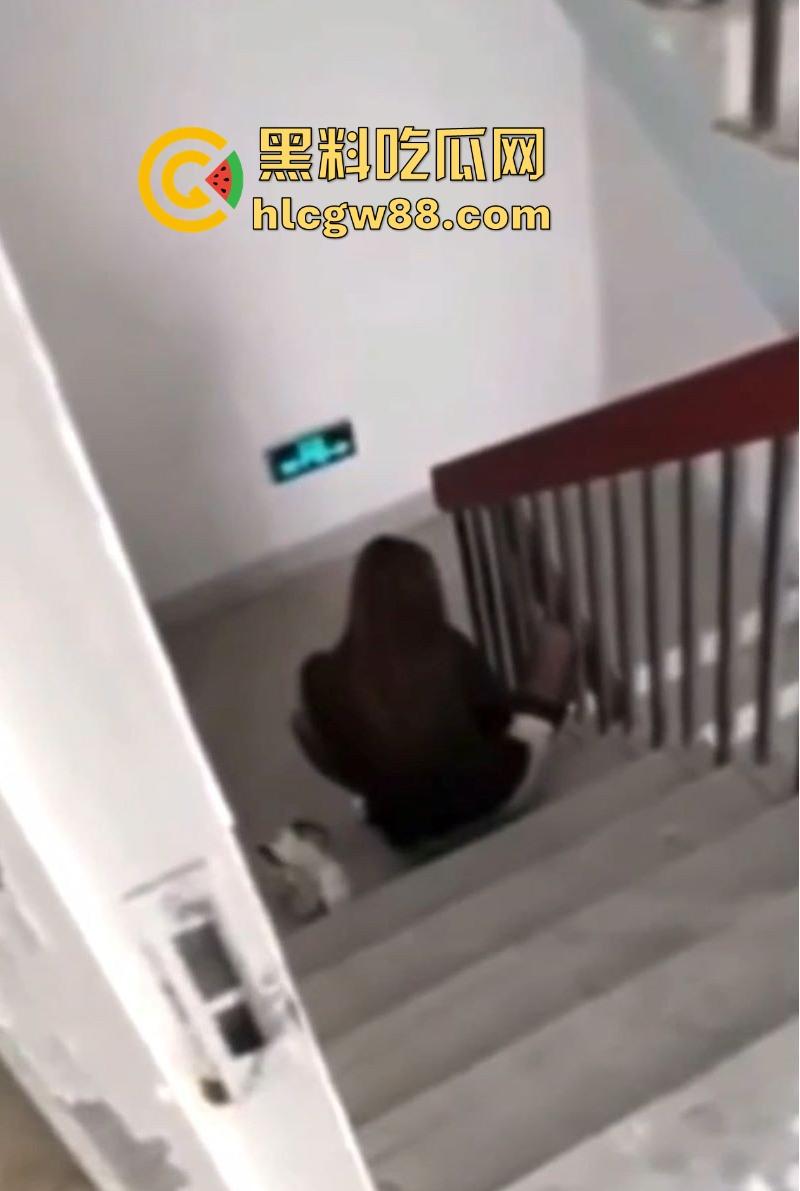 住一起多年的女业主竟然是黄播主播！身穿黑丝楼道大尺度露出自慰 娇喘呻吟听的人欲火焚身！-8