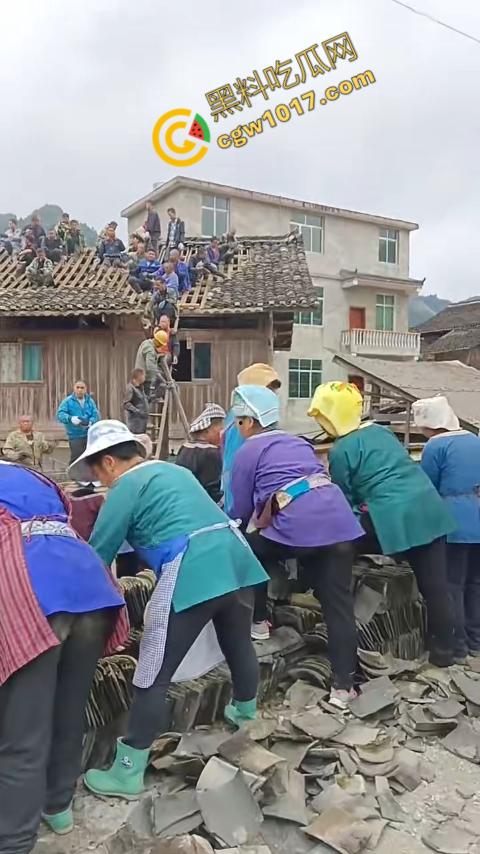 贵州黔东南搬家视频火爆全网，众人合力将房屋搬走，离谱骚操作看呆网友，直呼这才是真正的“搬家”！-1