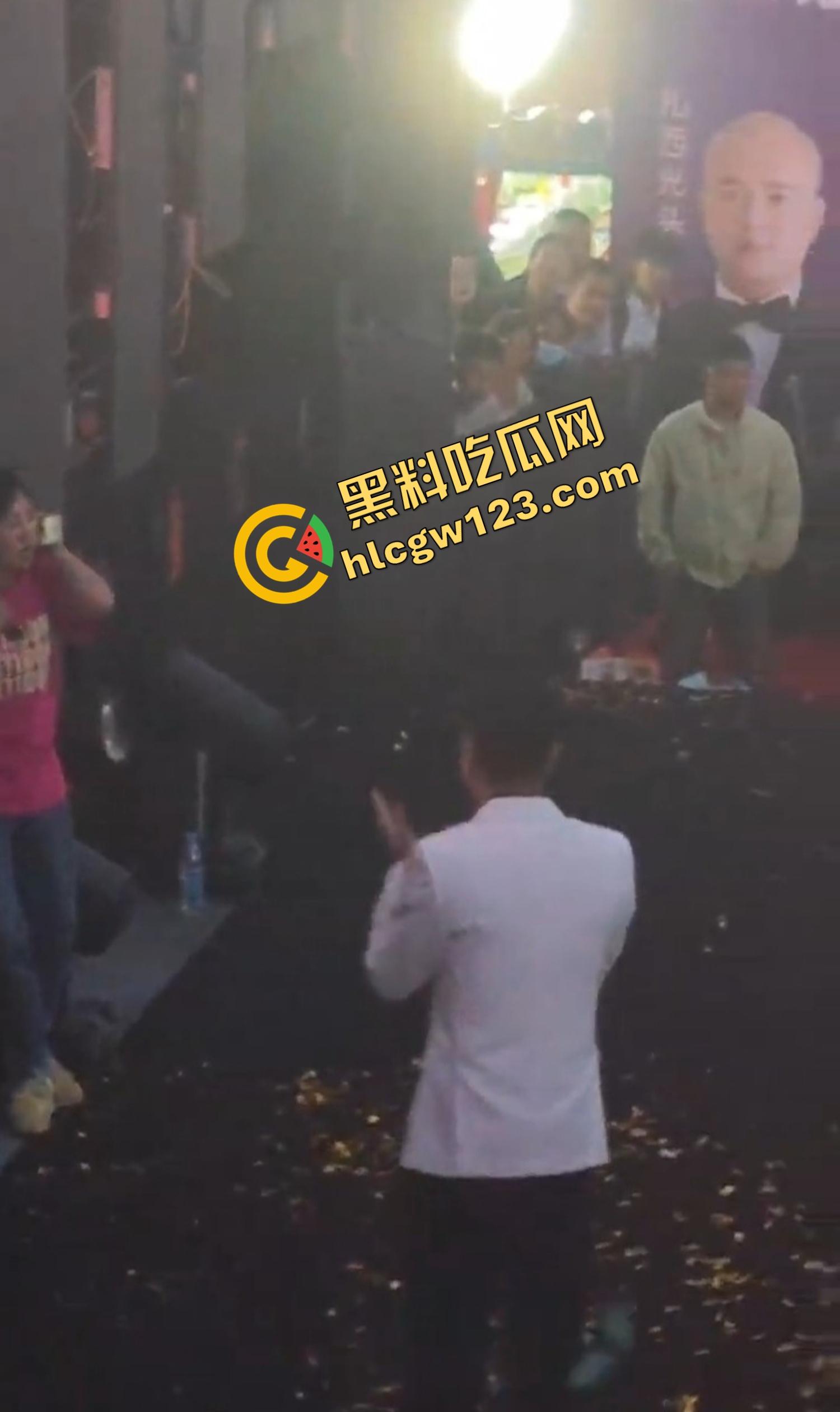 云南昆明网红活动一女子当场拿菜刀架脖子，围观上千人，全程直播，警察五人冲刺夺刀才救下！-5