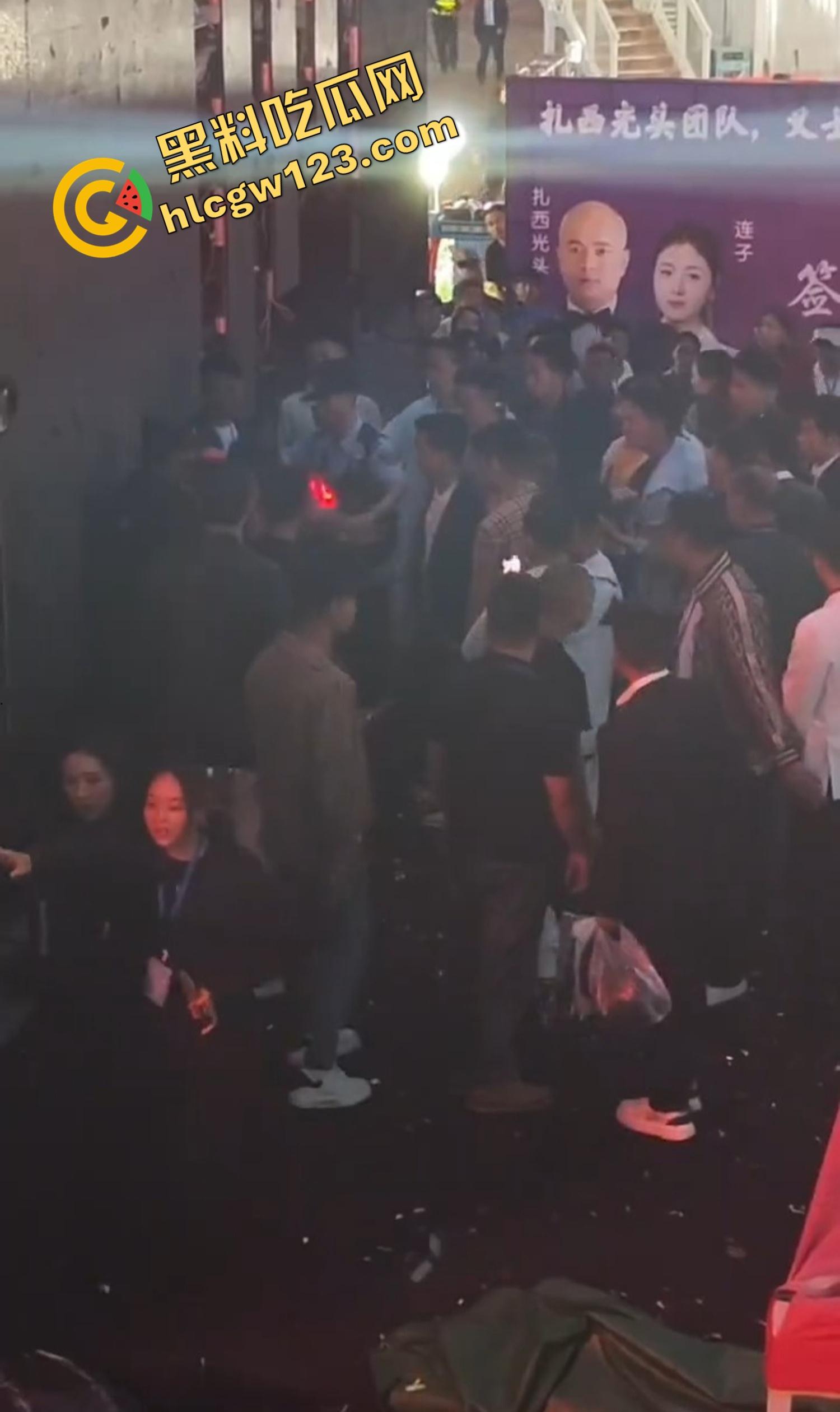 云南昆明网红活动一女子当场拿菜刀架脖子，围观上千人，全程直播，警察五人冲刺夺刀才救下！-6