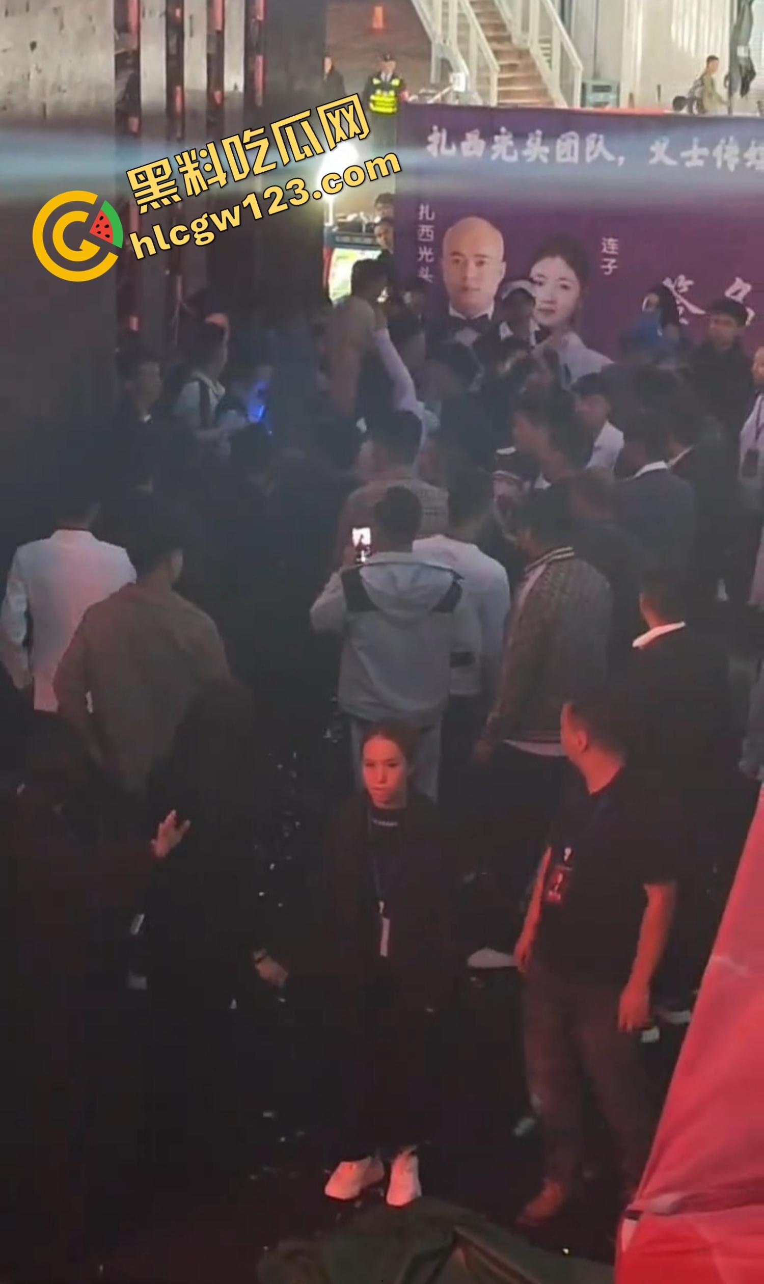 云南昆明网红活动一女子当场拿菜刀架脖子，围观上千人，全程直播，警察五人冲刺夺刀才救下！-7