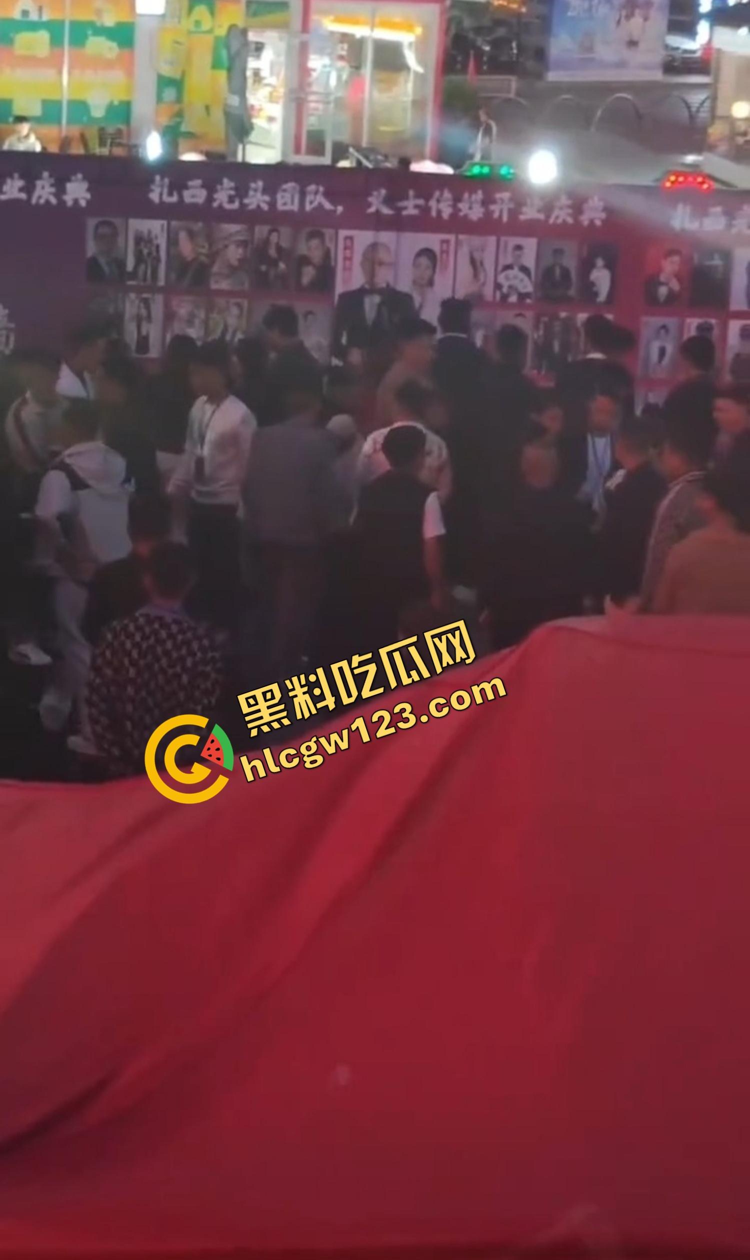 云南昆明网红活动一女子当场拿菜刀架脖子，围观上千人，全程直播，警察五人冲刺夺刀才救下！-9