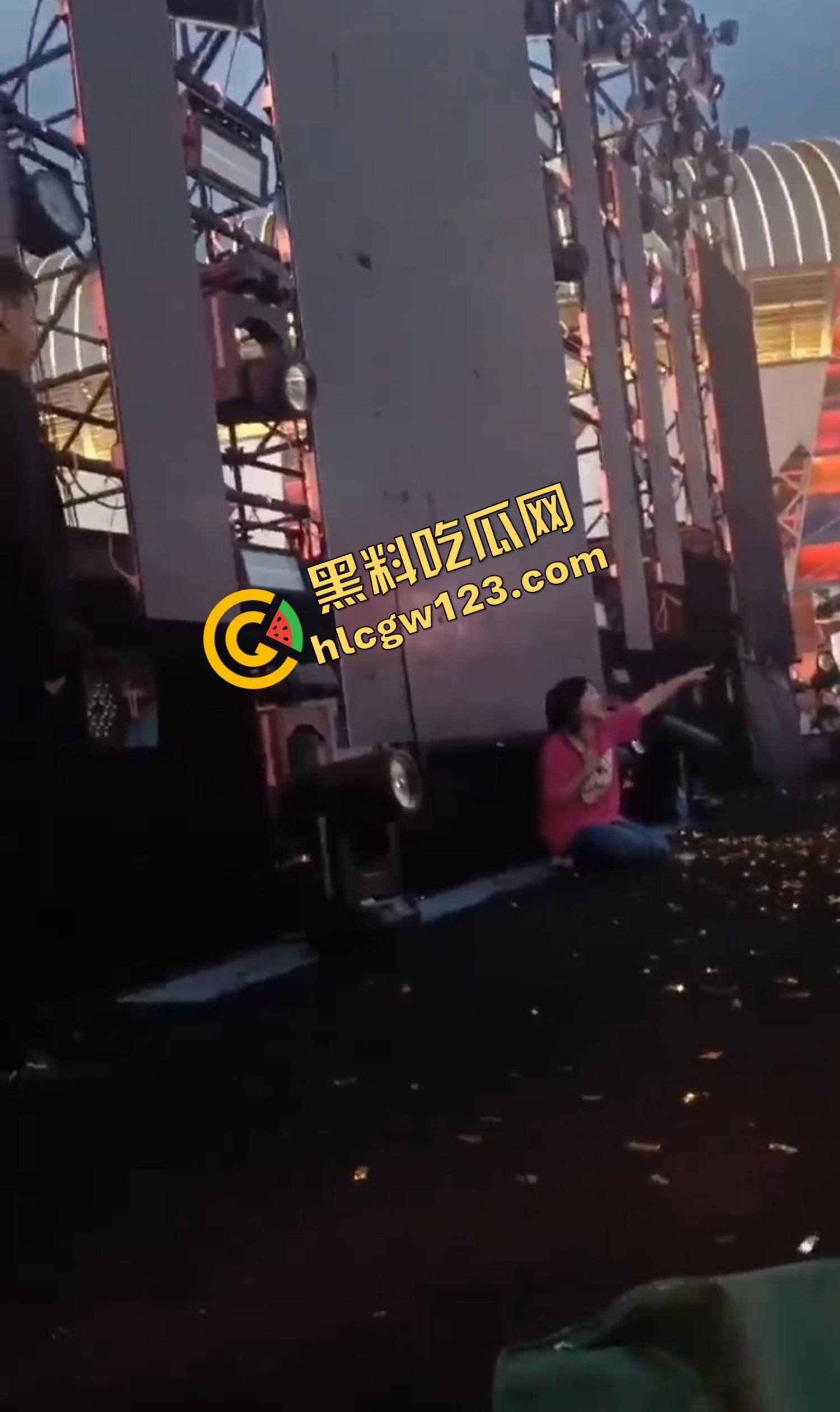 云南昆明网红活动一女子当场拿菜刀架脖子，围观上千人，全程直播，警察五人冲刺夺刀才救下！-10