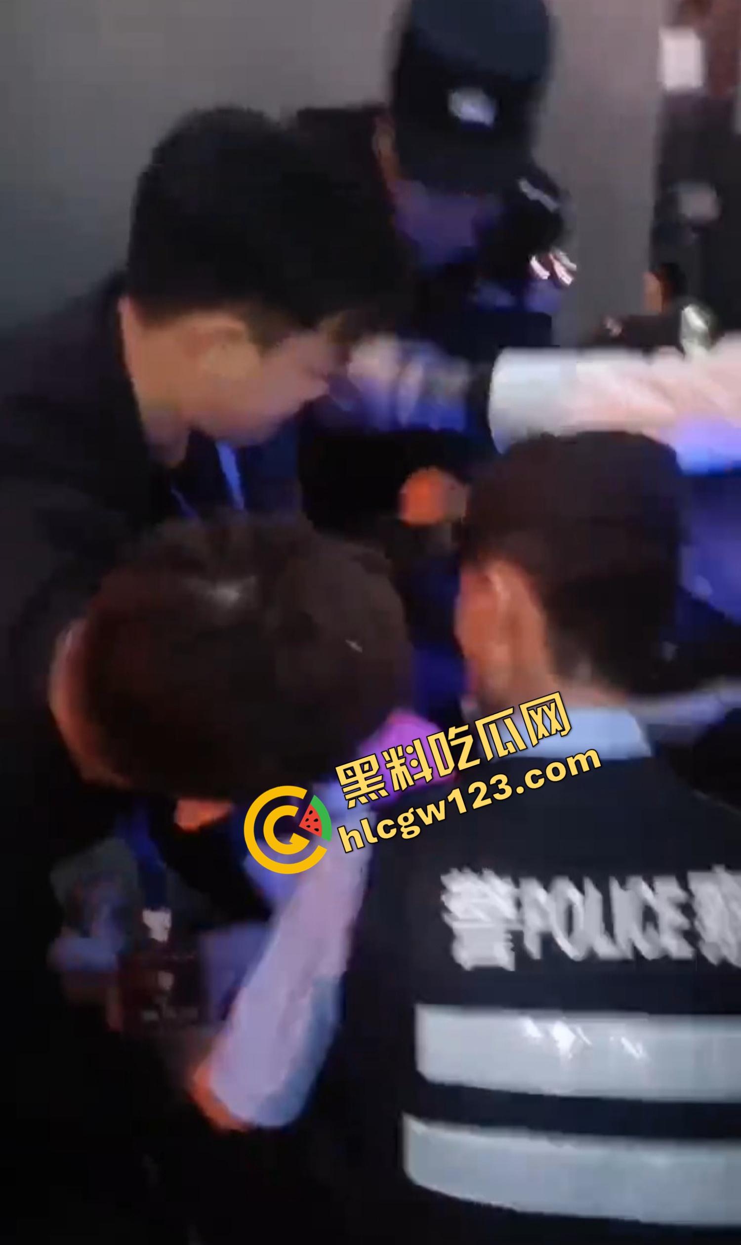 云南昆明网红活动一女子当场拿菜刀架脖子，围观上千人，全程直播，警察五人冲刺夺刀才救下！-12