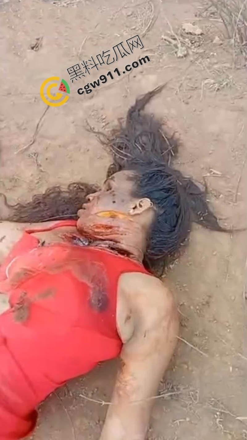 巴西路边血腥噩梦：北部湾州美女割喉弃尸，红衣浸血如修罗场，喉管撕裂，热血喷涌染红大地！-1