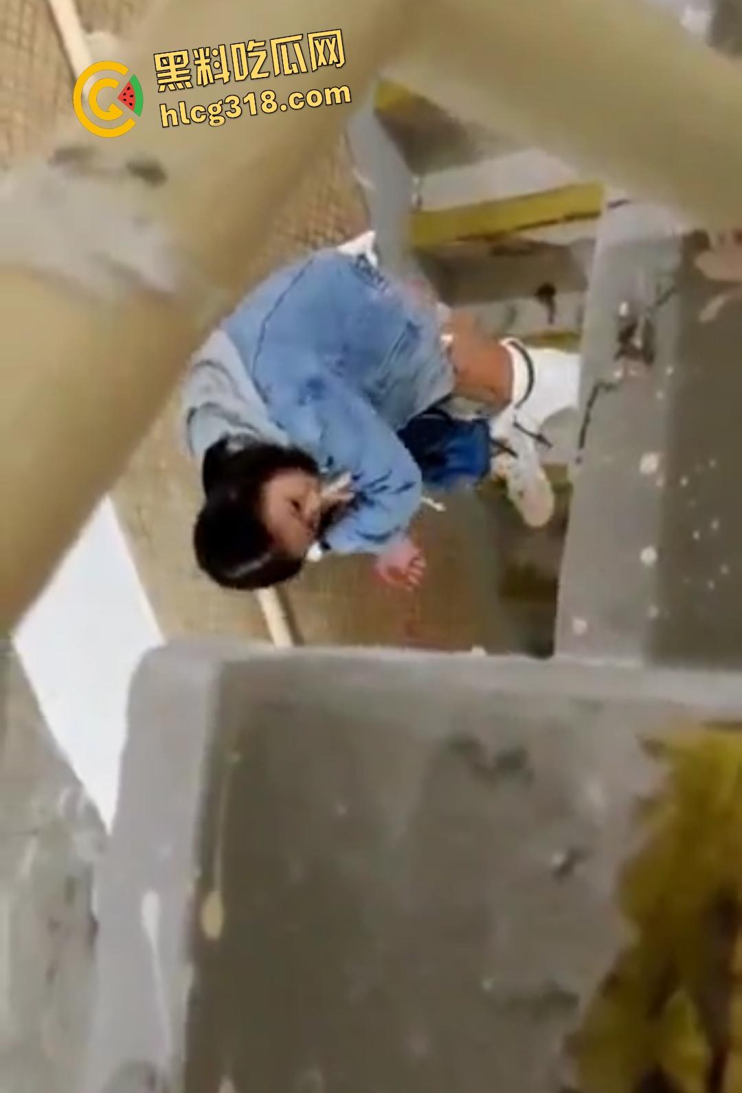 年轻人楼道激战做爱被偷拍！内射后纸擦逼险被抓，楼上大哥差点笑出声！-7