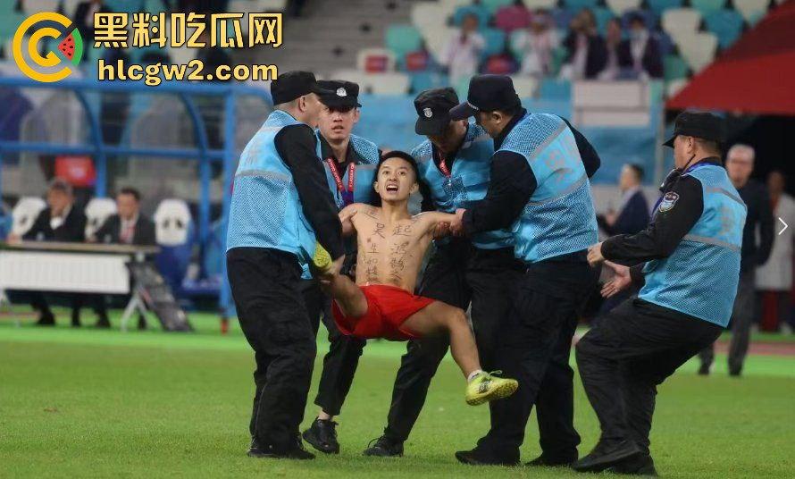 世预赛国足vs日本,球迷第33分钟场内抢戏!比赛被迫暂停,这热情过头了吧?-1