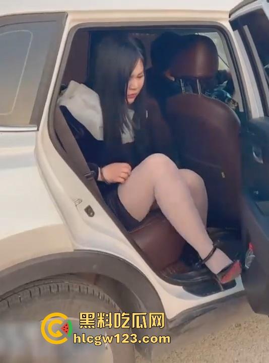 反差抖M少妇户外露出 敏感人妻极致潮喷 换衣塞跳蛋 手铐脚镣喷尿 臊味十足尺度炸裂!-3