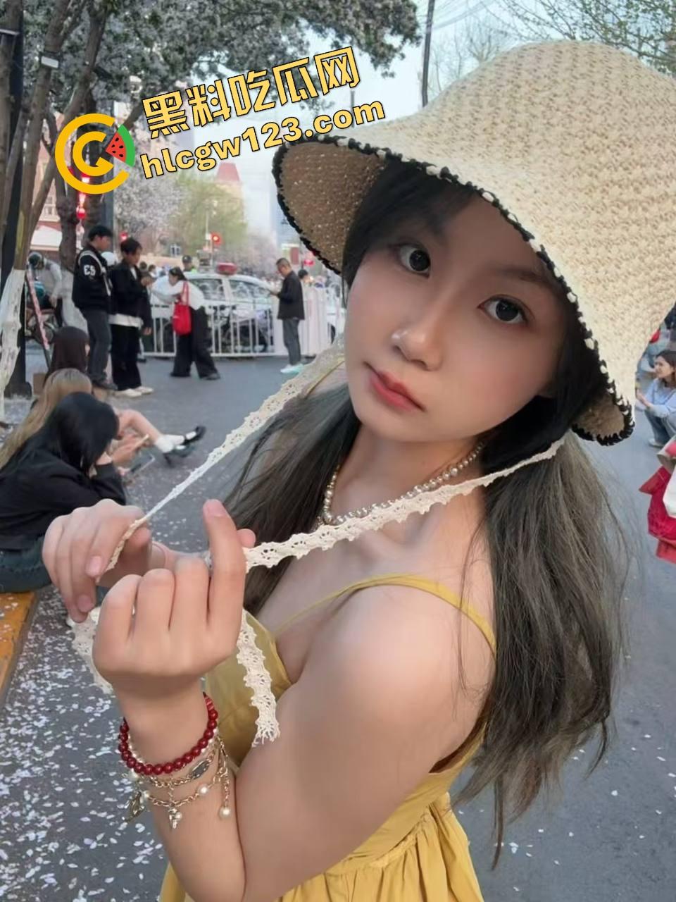 下班不回家，黑丝女同事主动开腿，办公室啪啪一炮入魂，男的舔完直接内射爆浆精液射满里面！-6