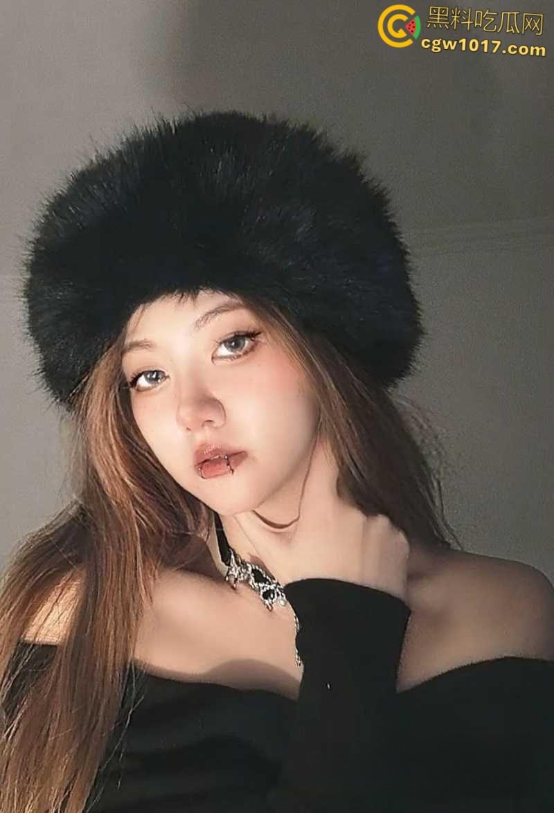 天津银行美女柜员【郭雨轩】，为了勾引客户买理财，甘愿献身当母狗玩虐肛，50厘米长假屌从菊花拽出！-2