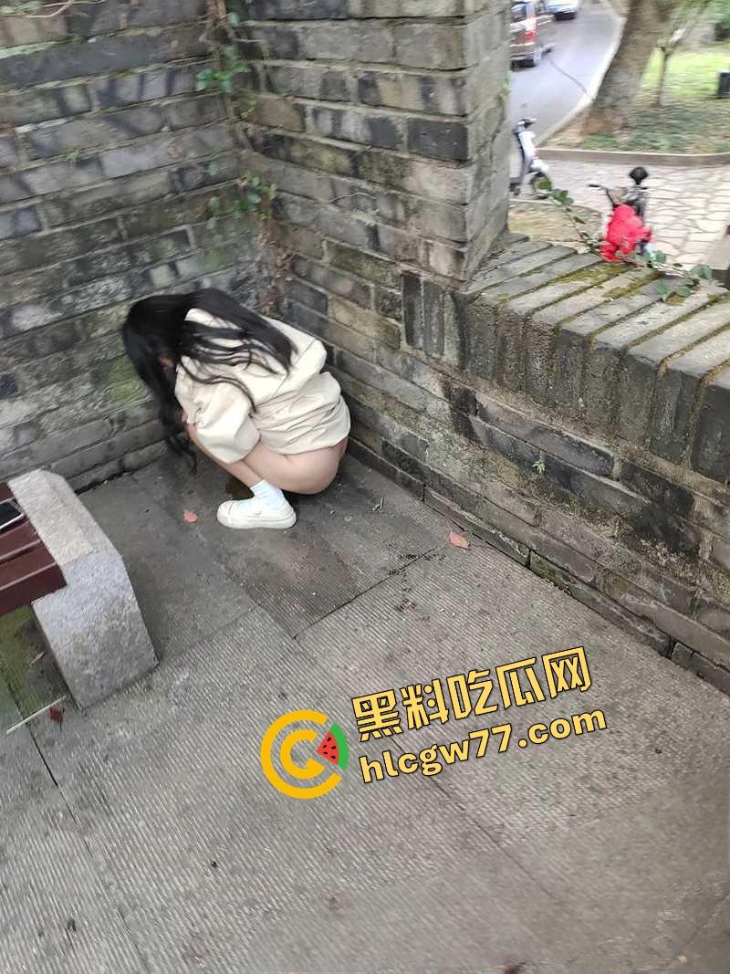 上海艺术设计学院的校花【夏宸玥】实锤拜金狗，富二代酒店蹂躏调教，宿舍自拍插棒成全校精盆公交车！-7