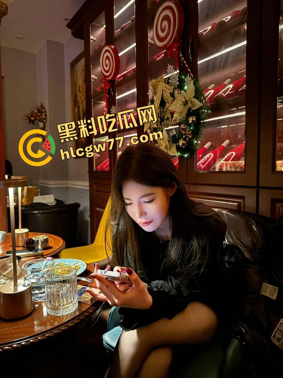 美团宣传片之美团买阳具送来个穿牛仔裤的火辣女外卖，高跟踩响撩骚上门，被小哥就地操翻内射！-6