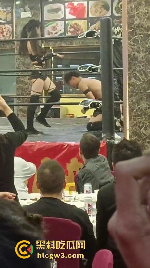 餐饮业卷到离谱江门邑尚酒店上演真实版WWE，边吃早茶边看人摔跤，这画风绝对新鲜-8