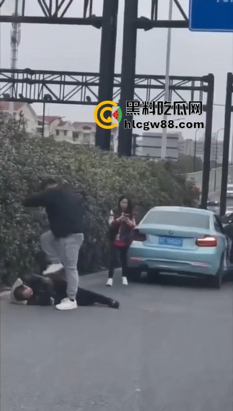 上海逆天伦理大戏，儿子路虎别车美式截停母亲宝马，逮住姘头就是一顿爆锤，现场爆踩老头直接被抬走！-10